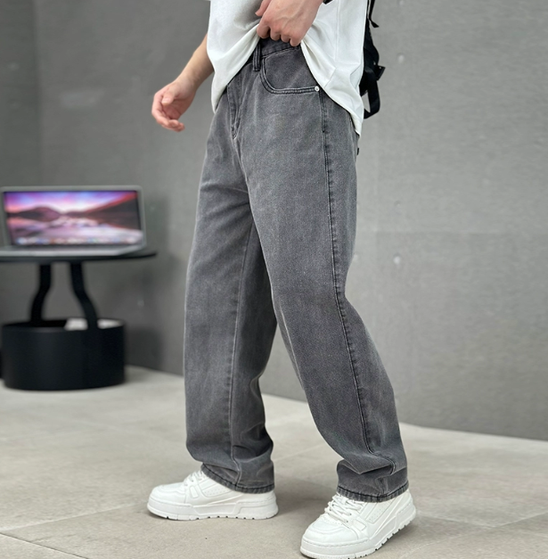 Relaxed Straight Leg Men's Jeans - Classic Casual Denim